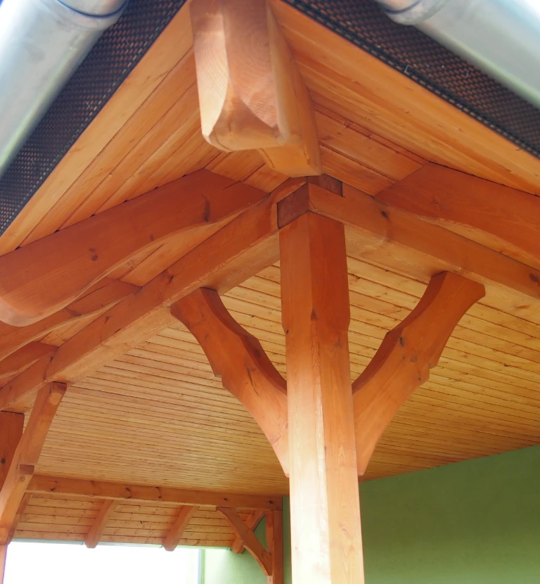 drewniana podbitka dachu
