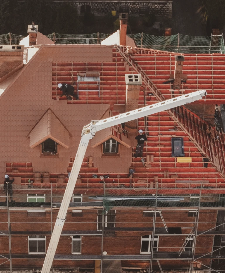 wymiana dachówek na&nbsp;dachu