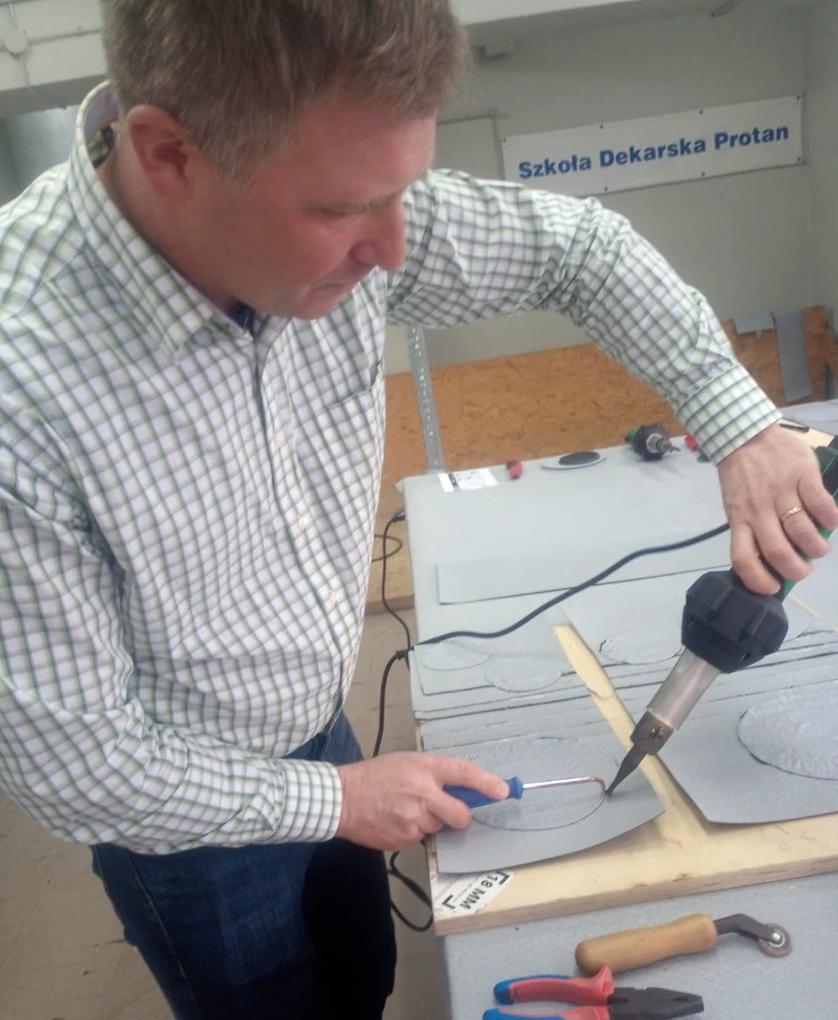 mężczyzna przy elementów dachów płaskich